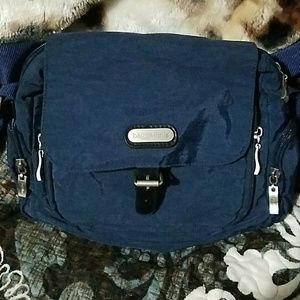 Crossbody bag,great for hiking 5 pockets.